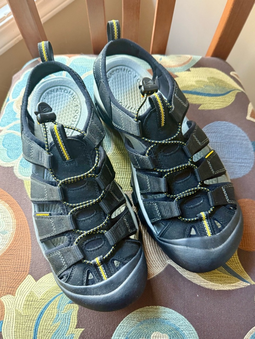 KEEN men’s sandals size 11 1/2.